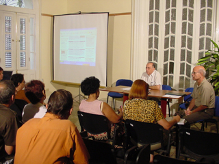 El profesor Oramas responde a las preguntas de los periodistas 