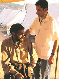 El doctor Dionisio extendiendo su mano solidaria