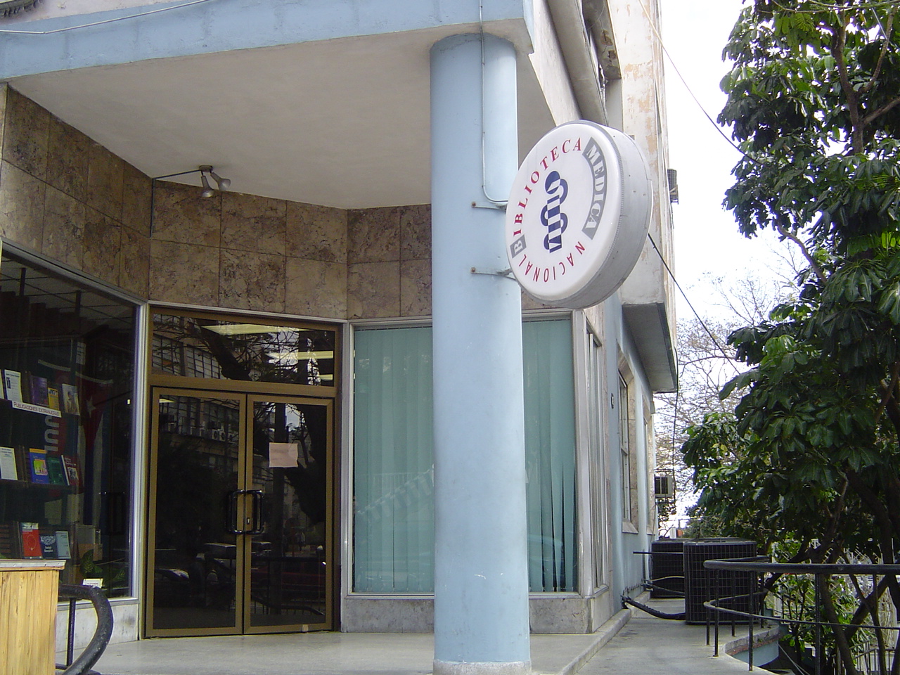 Entrada de la Biblioteca Mdica Nacional de Cuba