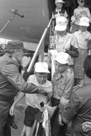 29 de marzo de 1990, Fidel recibe 1er grupo de nios de Chernobil