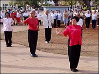 Adulots Mayores realizando ejercicios de  Thai Chi