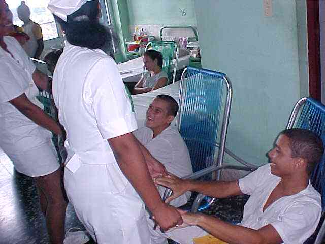 Enfermeras con pacientes en la Sala de Pediatra
