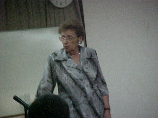 La Prof. Eva Svarch en plena clase