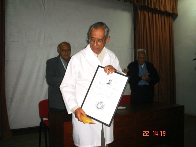 El Prof. Porfirio Hernndez muestra orgulloso el Certificado del Premio a la concurrencia