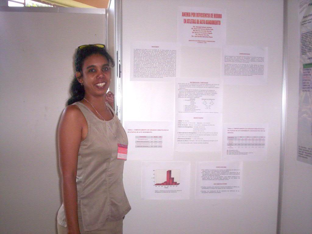 La Tc. Amarilys Salazar mientras presentaba los resultados de su poster sobre la Anemia por Deficiencia de Hierro en atletas de alto rendimiento.