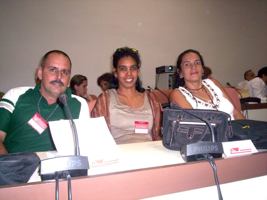 De izquierda a derecha:  el Dr. Julio Fernndez, especialista en Hematologa de Cienfuegos; y la Tc. Amarilys Salazar y la MsC Mariela Forrellat, del Instituto de Hematologa e Inmunologa 