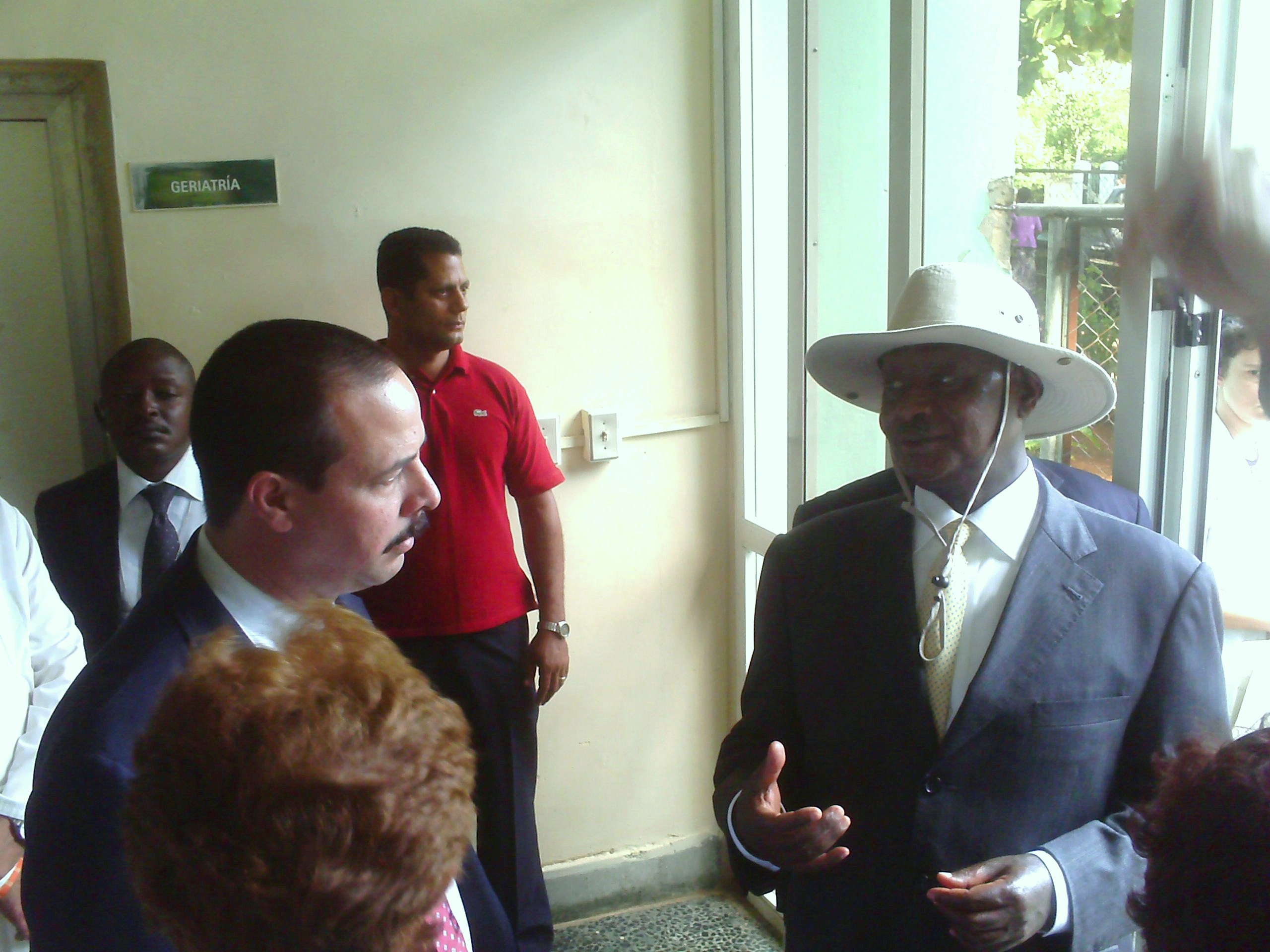 Presidente de Uganda y viceministro de asistencia mdica.