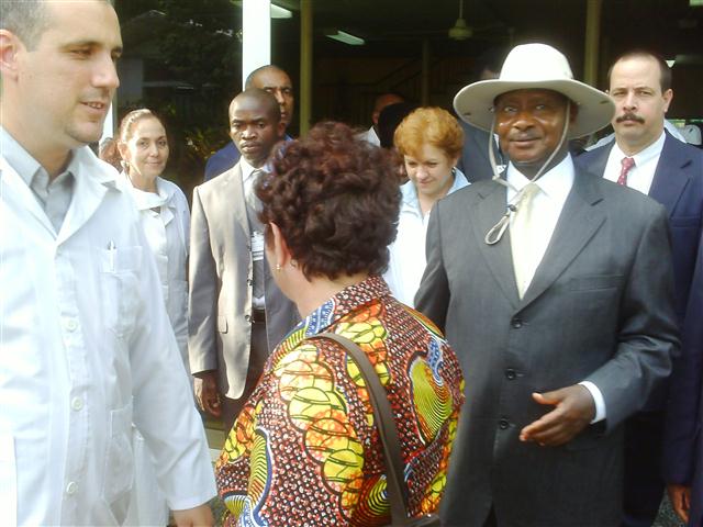 Presidente de Uganda, director del centro y delegacin acompaante