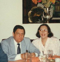 Dr. Enzo Dueñas y su esposa 