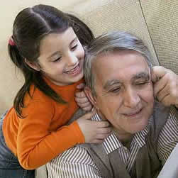 Nia con su abuelo